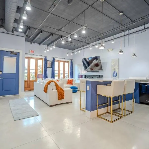 Ground Floor Waterfront on The Rez in Madison，位于麦迪逊的酒店