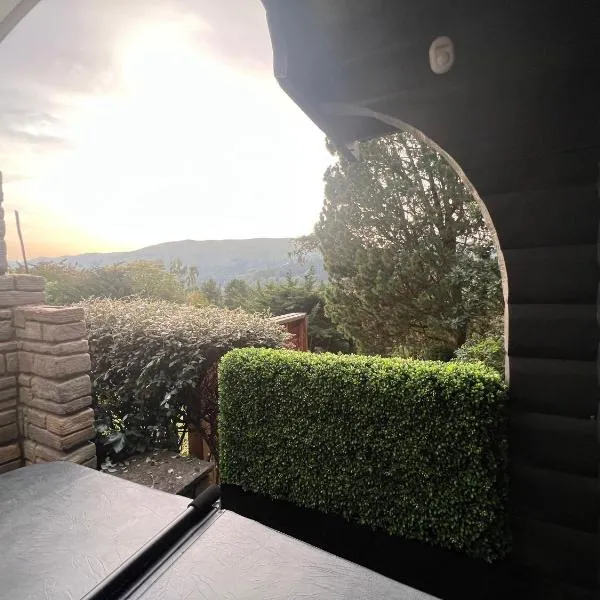 LARCHES LODGE Norwegian log cabin, wood stove & spa，位于彻奇斯特雷顿的酒店