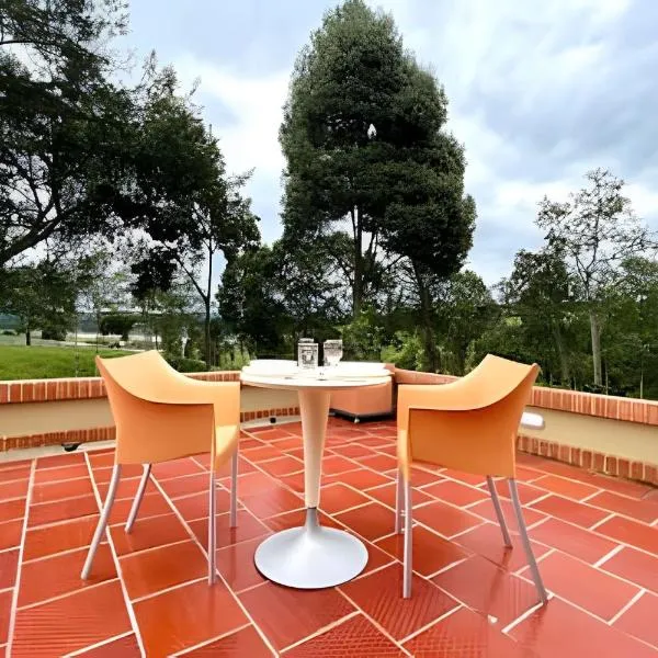 Lujosa Cabaña Represa del Sisga TV Wifi Cocina BBQ，位于Chocontá的酒店