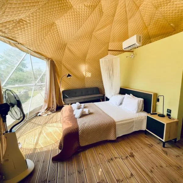 Manna Gea Glamping Domes，位于沃尼扎的酒店