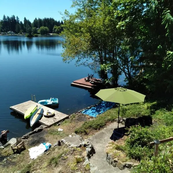 Guppies Lakehouse-Prvt. Lake Acc, Close to Rainier，位于Graham的酒店