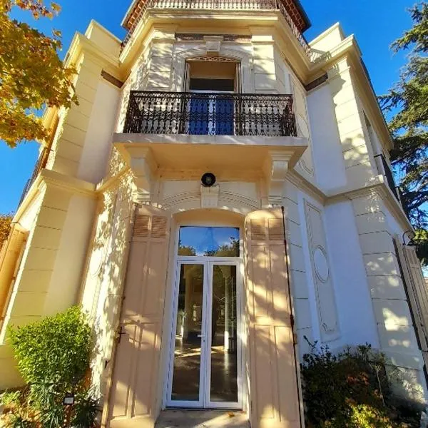Mes nuits au château au domaine du pressoir，位于皮埃尔弗-迪瓦尔的酒店