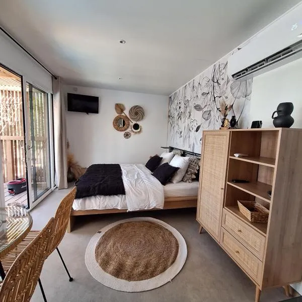 TINY HOUSE avec piscine "La Bernadette" villa Sisyphe，位于勒托罗纳的酒店