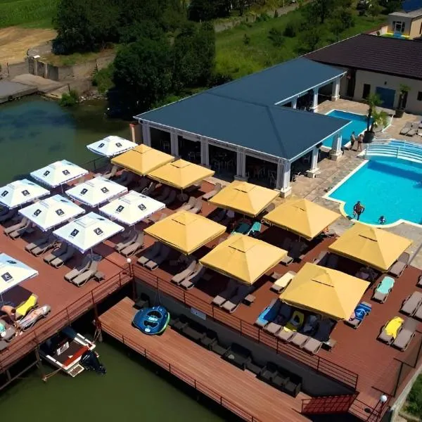 Pensiunea Elis，位于Coronini的酒店