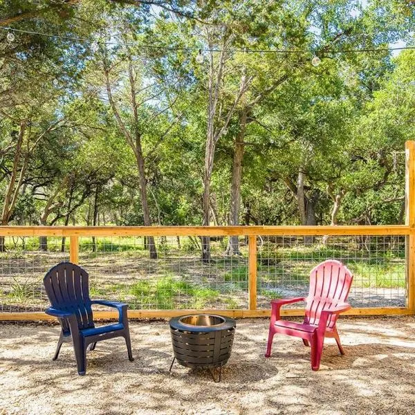 Romantic Driftwood Tiny Casita w Country Views，位于Driftwood的酒店