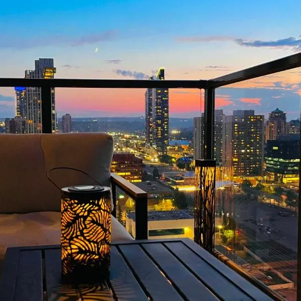 LUXURY Downtown Sunset Getaway - Your Home Away From Home - Fully Stocked Kitchen, Gym, Balcony, FREE PARKING，位于卡尔加里的酒店