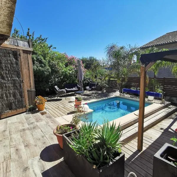 Bas de villa avec jardin, piscine et jacuzzi，位于邦多勒的酒店