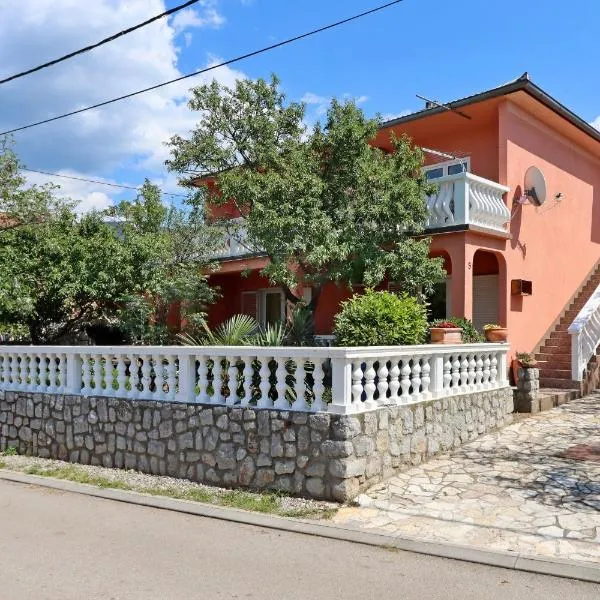 Apartments with parking space Senj - 5571，位于塞尼的酒店