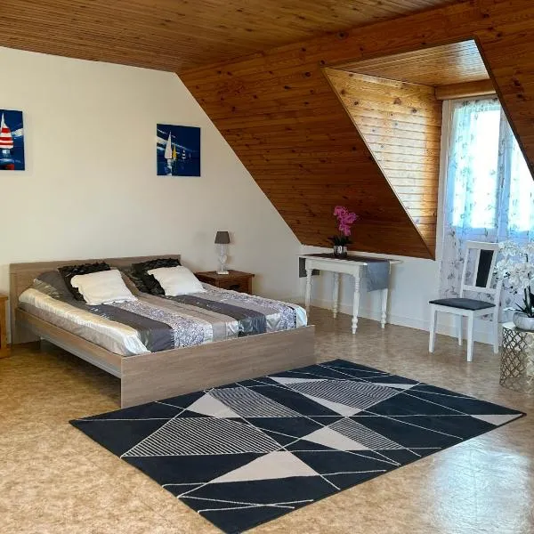 Appartement une chambre plus une chambre bébé ou enfant trois ans à la campagne au calme，位于Cléguérec的酒店