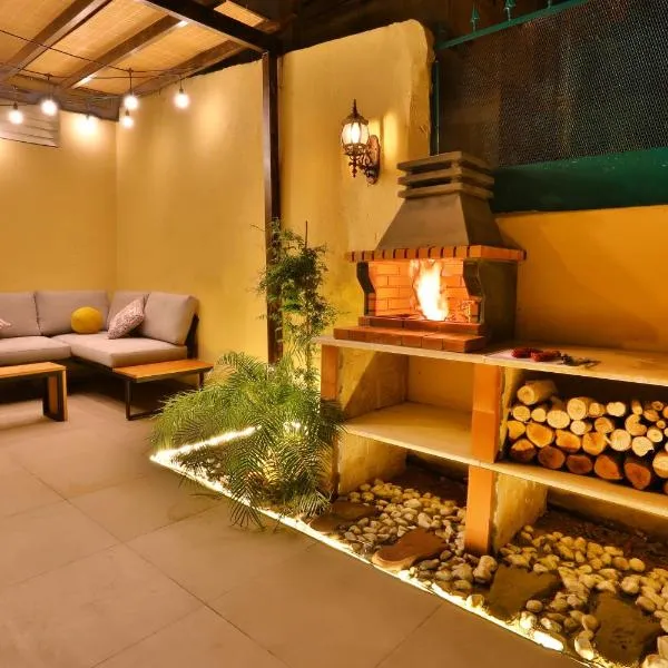 Charm Vintage Achrafieh Apt with Garden Pizza Oven BBQ Hottub，位于贝鲁特的酒店
