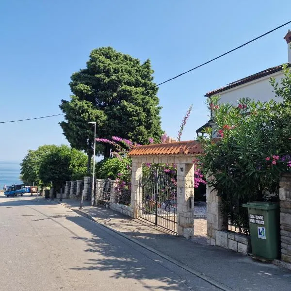 Sea View Terrace Apartment Izola，位于伊佐拉的酒店