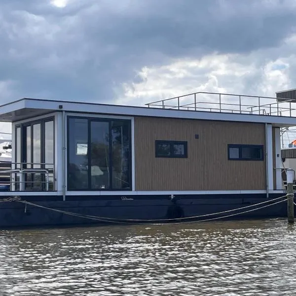 Houseboat Tjonger NS003，位于蒙尼肯丹的酒店