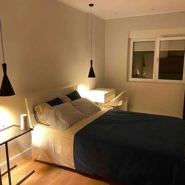 Quarto de casal close to Lisbon Flat equipado，位于阿尔马达的酒店