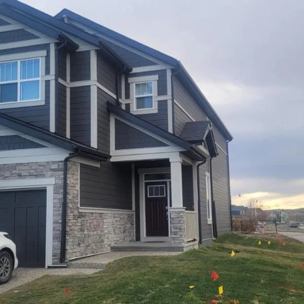 A Cozy home away from home at South East Calgary，位于Foothills的酒店