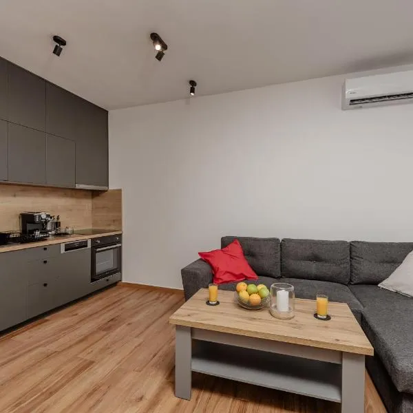 LUX Seafront APT - Close to the Sea - Private Parking，位于多布拉沃达的酒店