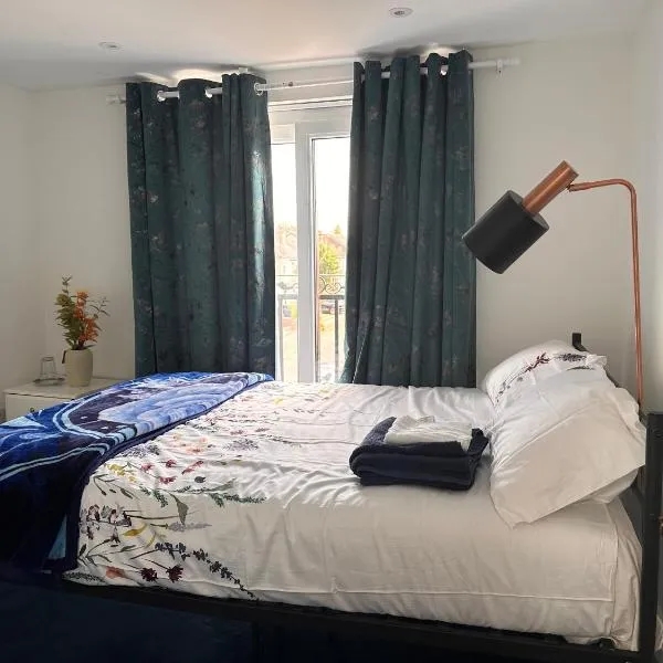 Quite room in Hornchurch near Romford station on Elizabeth line to and from Heathrow airport，位于巴塞尔顿的酒店