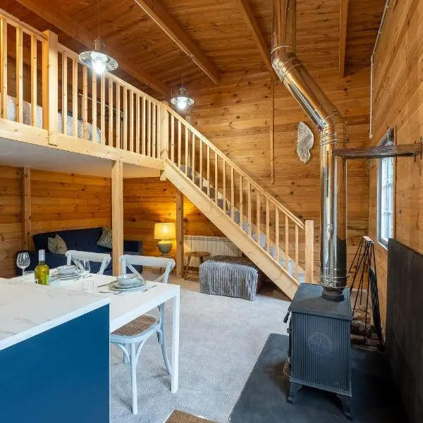 Walliswood Lodge - Wood Burner, Air Con & Wi-fi, Rural Retreat，位于Ewhurst的酒店