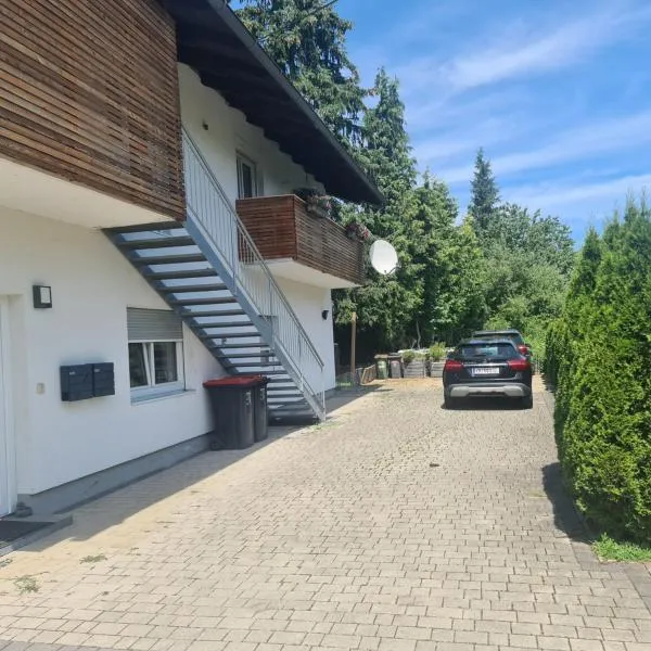 Gemütliche Wohnung in St Georgen nähe Attersee，位于阿特湖的酒店