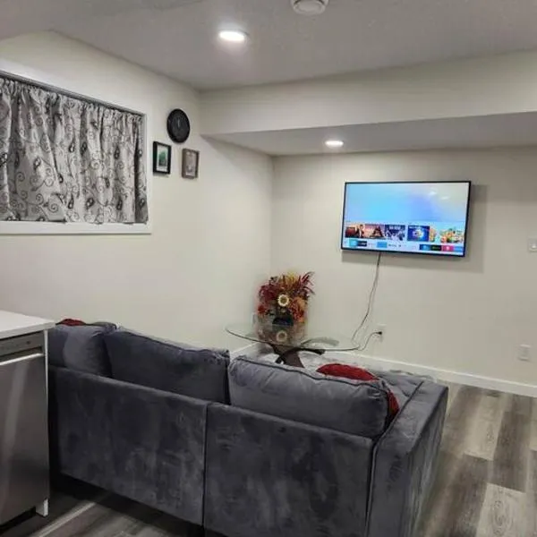 Modern 2 Bedroom Basement Suite Chappelle Edmonton，位于勒杜克的酒店