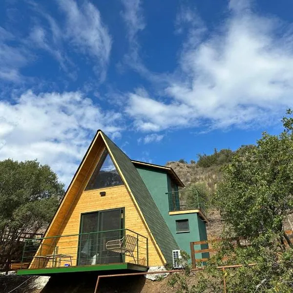 Mountain Wooden House by the River with Playground，位于Dierona的酒店