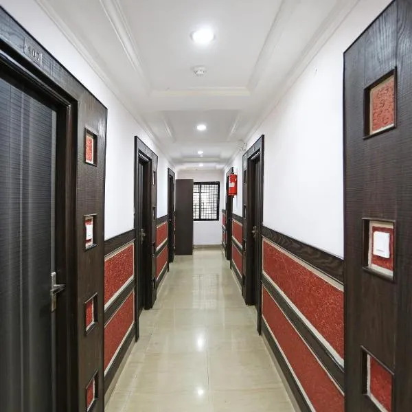 Hotel Saraswathi Residency Near SR Nagar Metro Station，位于Ameerpet的酒店