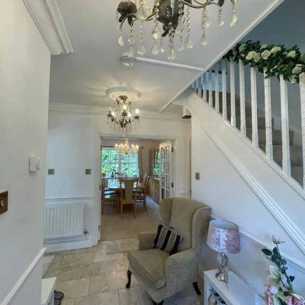 Beautiful 5 Bedroom House Oxford - Sleeps 10，位于亚恩图的酒店