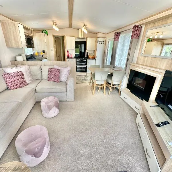 252 Wilksworth Caravan Park - Two Bedroom - Pool Access，位于温伯恩大教堂的酒店