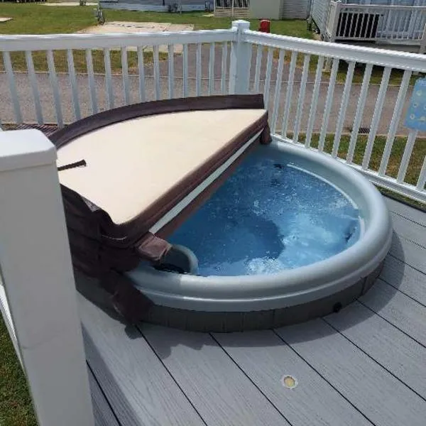 53A kingfisher court tattershall lakes luxury hot tub holidays，位于塔特舍尔的酒店