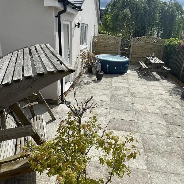 Large New Studio Apartment and Hot Tub - Private Hideaway in the Brecon Beacons，位于阿伯加文尼的酒店