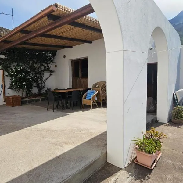 Villa Aurora con vista mozzafiato su Strombolicchio，位于斯特龙博利的酒店
