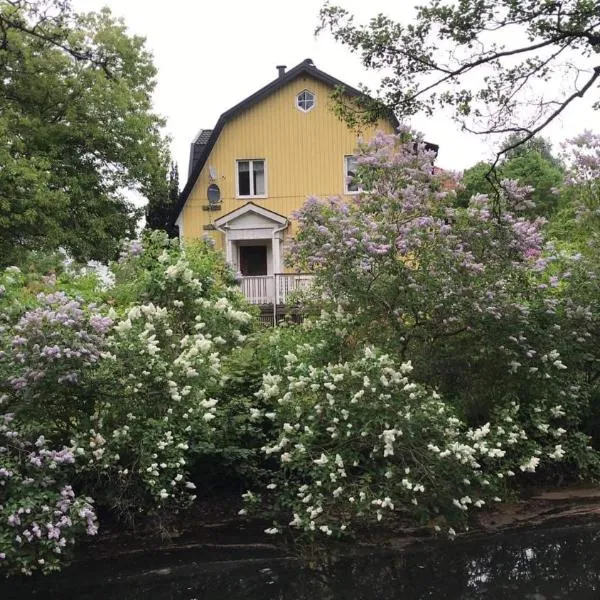 Solhuset intill ån，位于阿灵索斯的酒店