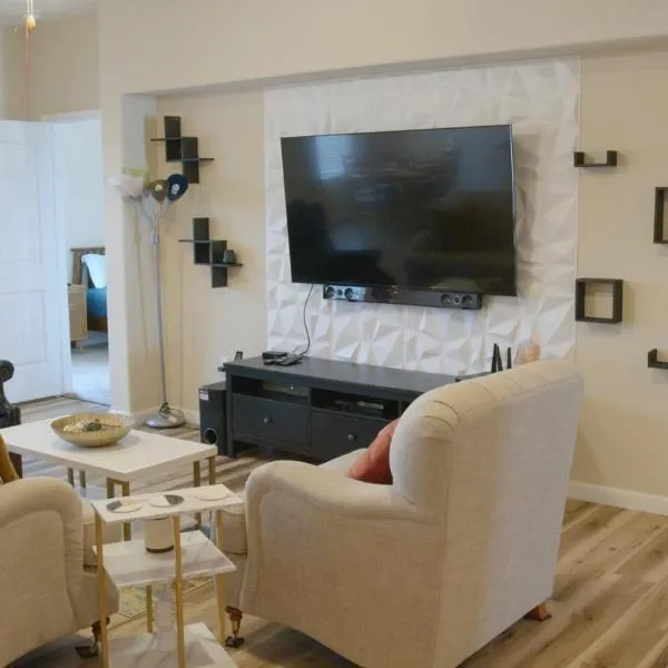 Stylish 3 Bedroom retreat near Downtown and Outlet，位于凯尔的酒店