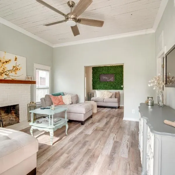 Walk to River and Shops Downtown Dunnellon Escape，位于邓内伦的酒店
