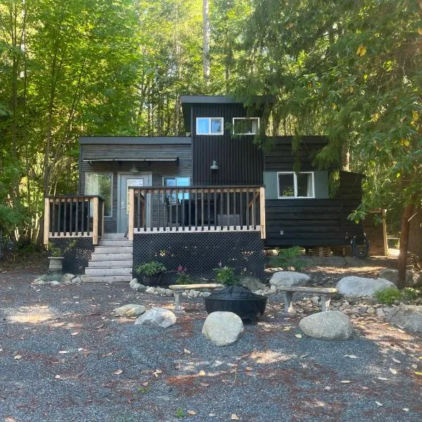 Malaspina Strait Tiny Home，位于鲍威尔里弗的酒店