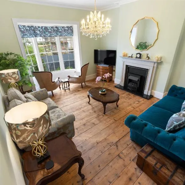 Lux 2 Bedroom Georgian home, hot tub, private garden, sea view, sleeps 6，位于博格诺里吉斯的酒店