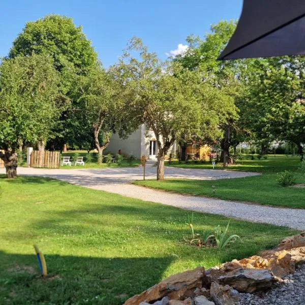 Gîte l'Enclos Ô rendez-vous Roquefeuil-Pays de sault- avec jardin，位于Roquefeuil的酒店