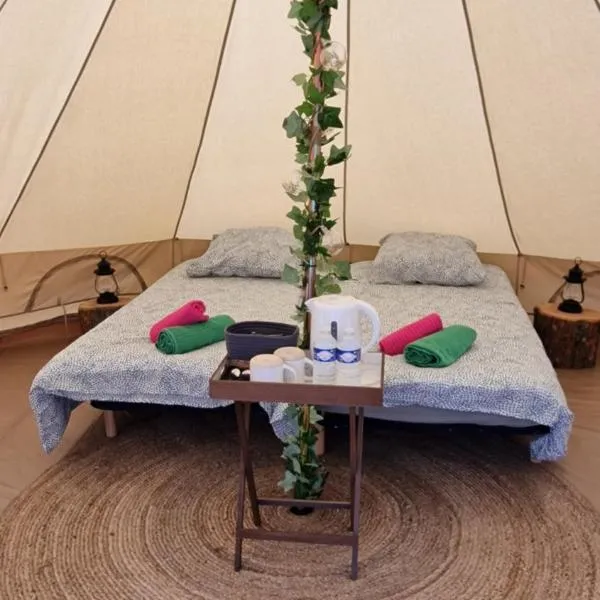 Lodge tente les pommiers Glamping Ô rendez-vous en demi-pension，位于Roquefeuil的酒店