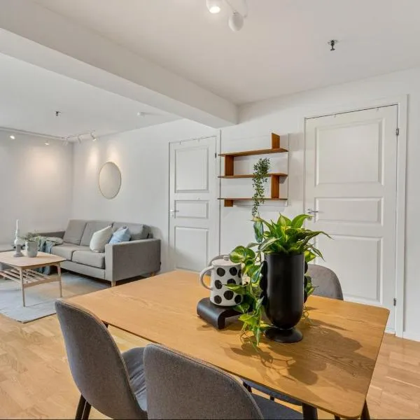 2-Bedroom Apartment with Private Entrance Near Tromsø City Centre，位于特罗姆瑟的酒店