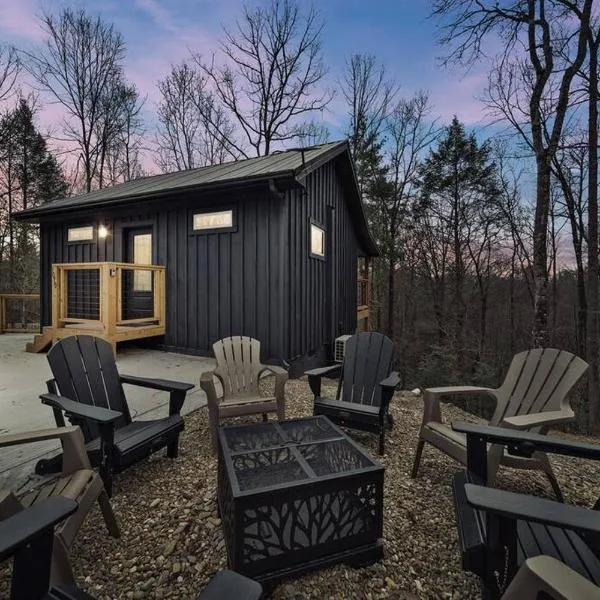 Dreamy Cabin Near Gatlinburg Hot Tub Fire Pit Secluded and Cozy!，位于赛维尔维尔的酒店