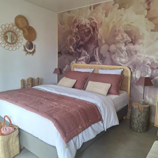 Villa Sisyphe TINY HOUSE" la Odette"，位于勒托罗纳的酒店