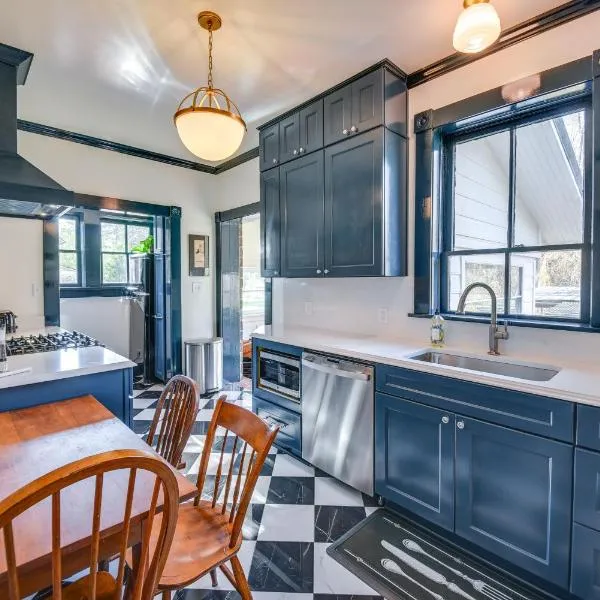 Radiant Gloucester House with Private Porch!，位于Gloucester的酒店