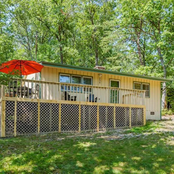 River Access Cabin w Hot Tub, Deck, Grill, & Wifi，位于卢雷的酒店