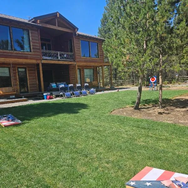 Beautiful Riverfront Near Mt Bachelor with Hot Tub，位于本德的酒店