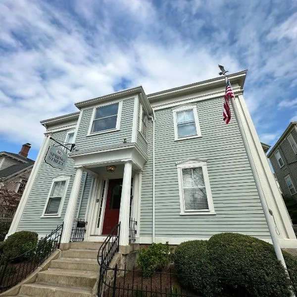 Entire Charming Victorian Home Downtown Newport，位于朴茨茅斯的酒店