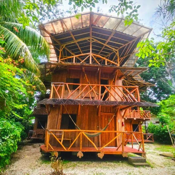 Don Jon's Surf and Yoga Lodge，位于圣塔特蕾莎海滩的酒店