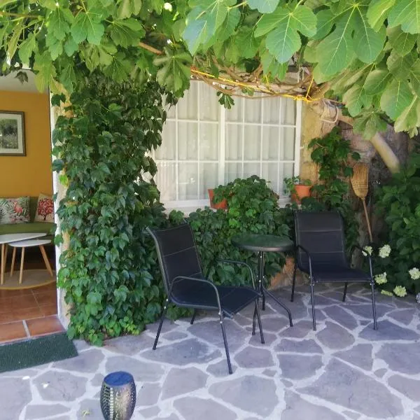 Cozy apartment in Collado Villalba 100 m² with open garden，位于Boalo的酒店