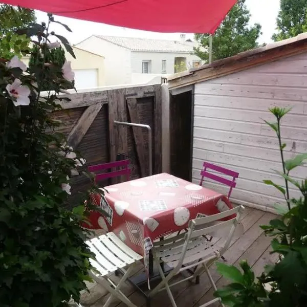 Maison charmante a La Rochelle avec jardin，位于拉罗谢尔的酒店