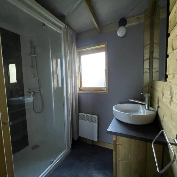 lodge camping le Plo AVEYRON，位于Sévérac d' Aveyron的酒店