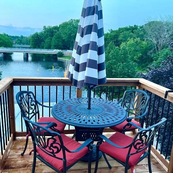 Deluxe Loft - Amazing Terrace with Stunning Water View，位于珀斯的酒店