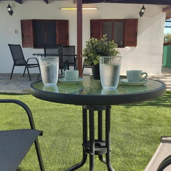 Lena Summer Sea Family Vacation House & Yard Chalkidiki，位于索佐波尔的酒店